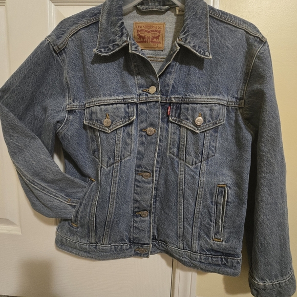 Levi's Jackets & Blazers - Levi's Classic Blue Jean Jacket